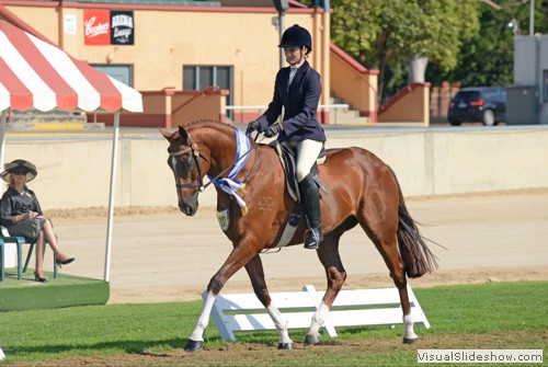 Class 8 winner Lucinda Raedel/Melanie Gear riding 'Simply Aussie CLM'